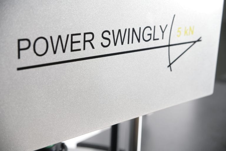 Nahaufnahme des Logos der Power Swingly-Maschine.