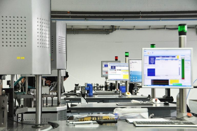 Ein Prüflabor mit mehreren Maschinen und Computern.
