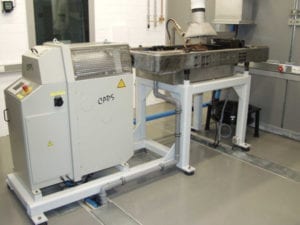 Prüfmaschine für Katalysatoren und Partikelfilter in einem Labor.