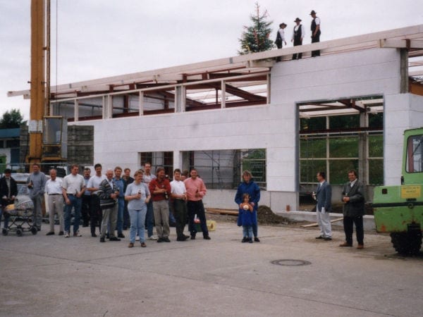 Halle der Firma SincoTec mit Menschen davor.