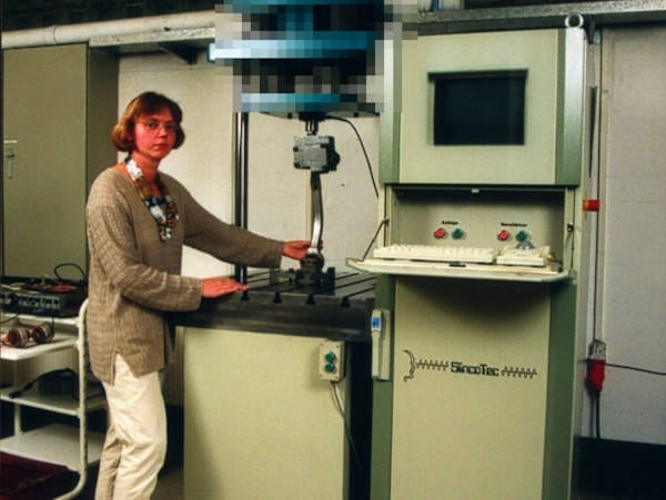 Eine Frau vor einer Testmaschine in einem Labor.
